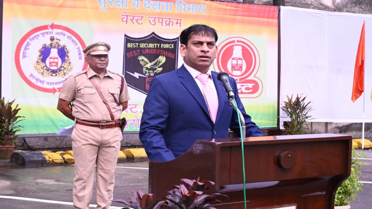 The Administrator and General Manager of BEST Vijay Singhal hoisted the national flag. He congratulated BEST's passengers and electricity customers as well as all Mumbaikars on the occasion of Independence Day.