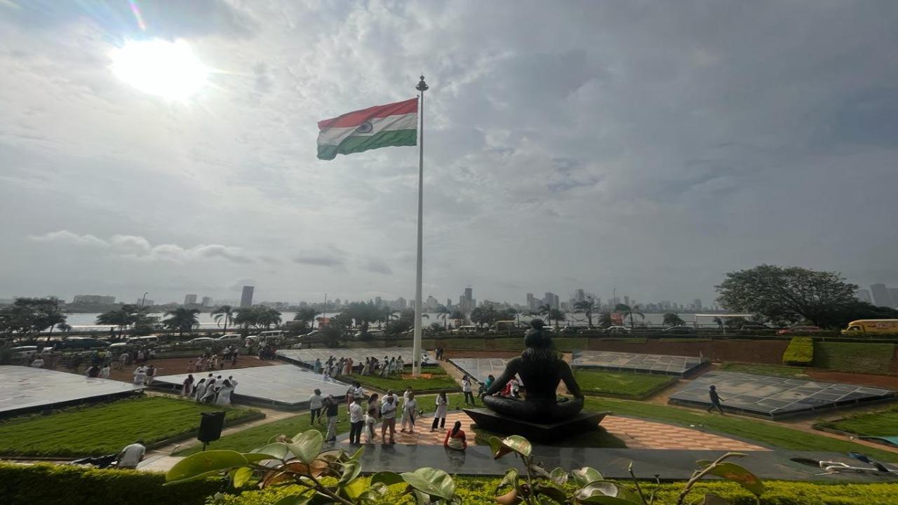 A vie of Bandra Reclamation garden in Mumbai on 77th Independence Day. Photo/Atul Kamble
