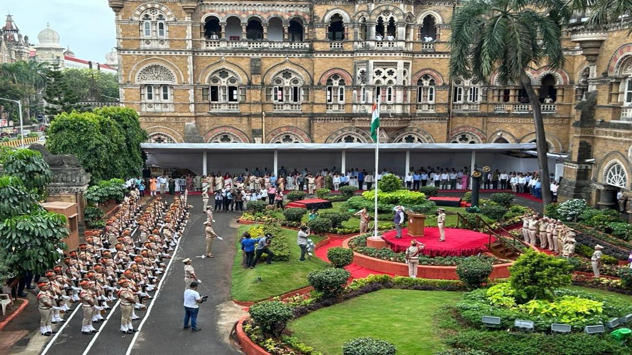 Naresh Lalwani, General Manager, Central Railway hoisted the national flag on the occasion of 77th Independence Day at Central Railway Headquarters, Chhatrapati Shivaji Maharaj Terminus, Mumbai.