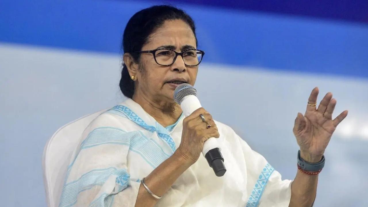 West Bengal CM Mamata Banerjee arrives in Mumbai for I-N-D-I-A meeting, meets Amitabh Bachchan