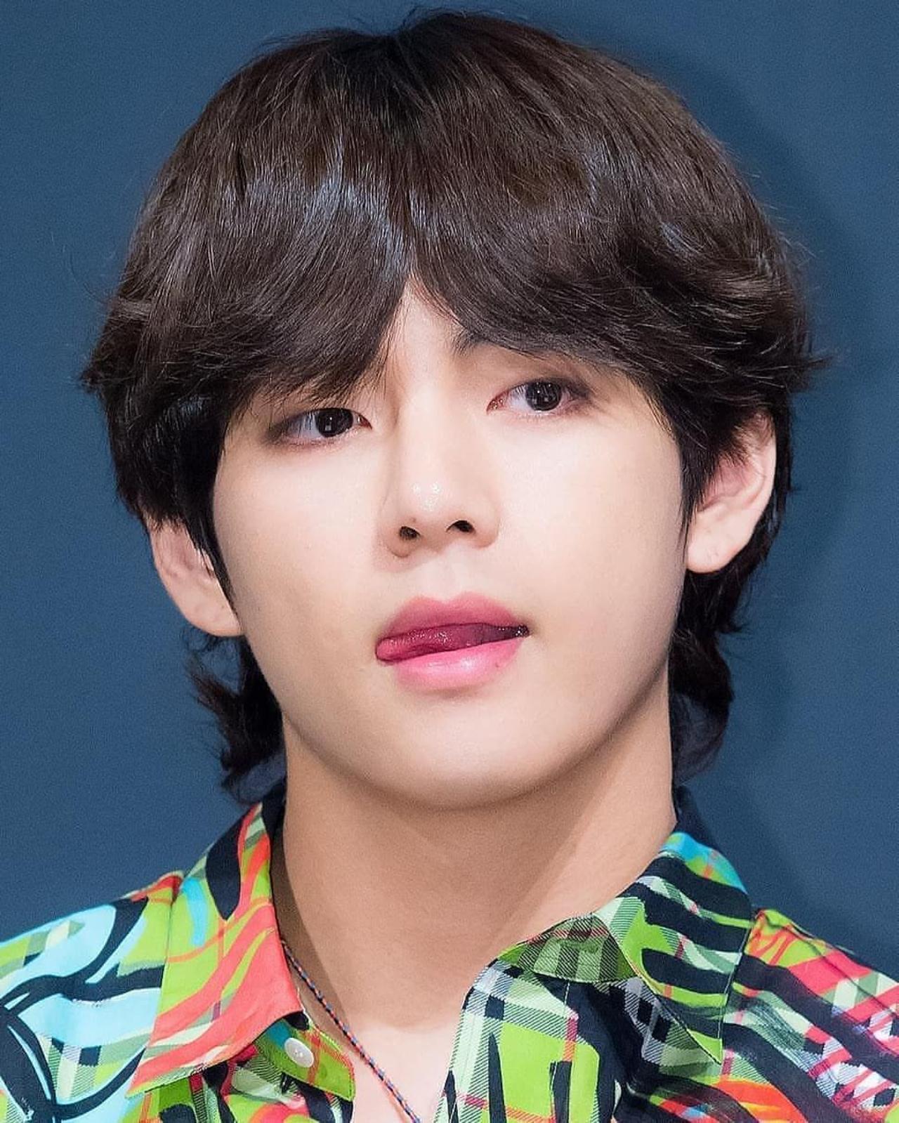 his side profile is no joke #v #bts | Kim taehyung, Bts hairstyle, Taehyung