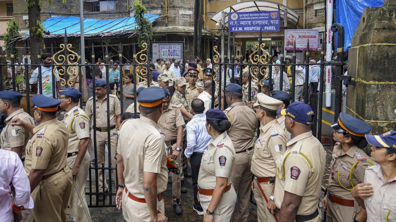 Police personnel stand guard at the K.E.M. Hospital during a protest by Shiv Sena (UBT) supporters. Pics/PTI
