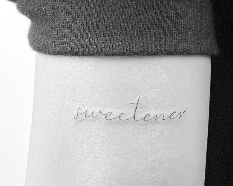 She also has the word 'sweetener' written on the back of her arm. It's the perfect tattoo for her as aespa's maknae does indeed bring sugar and spice to everything she immerses herself in