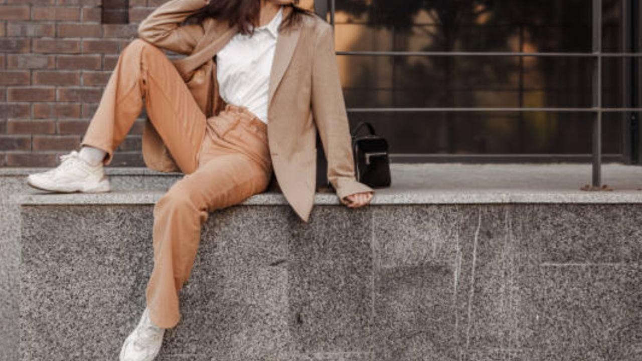 Oversized blazers with high-waist trousers or tailored shorts, when paired with pointed-toe heels or loafers and highlighted with a low bun, make for a good ensemble when heading for professional meet-ups. 
Photo Courtesy: iStock 