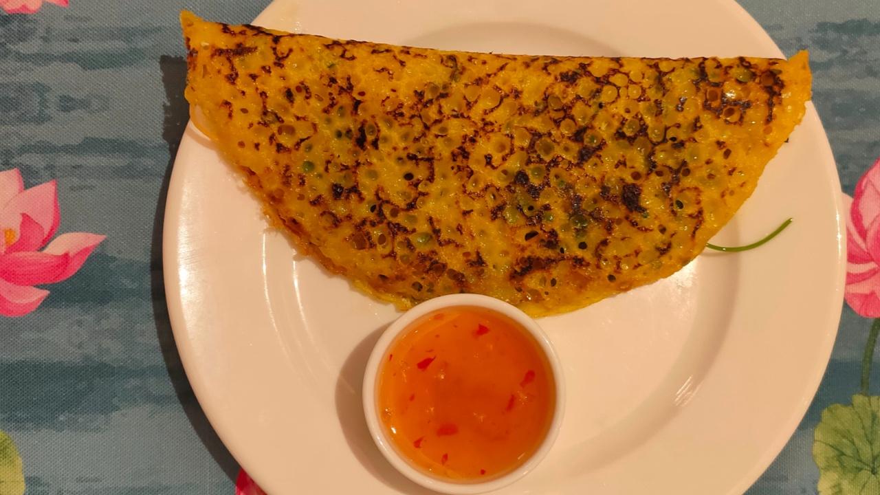 After the soup, they recommend relishing a fluffy and comforting Vietnamese pancake, which is available in both vegetarian and non-vegetarian options.