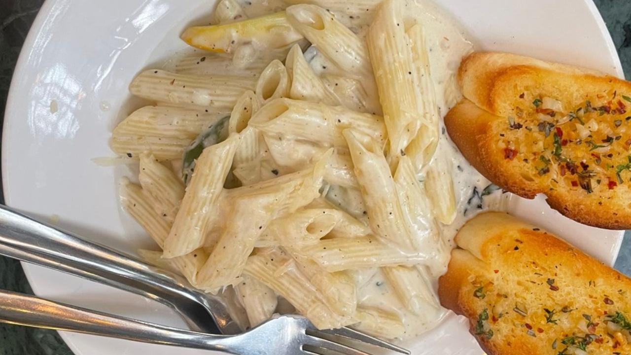 Dipped in rich creamy cheese, this pasta is a blast of all the right flavours in your mouth. Other pasta variations include mixed sauce pasta, arrabbiata and pink sauce pasta