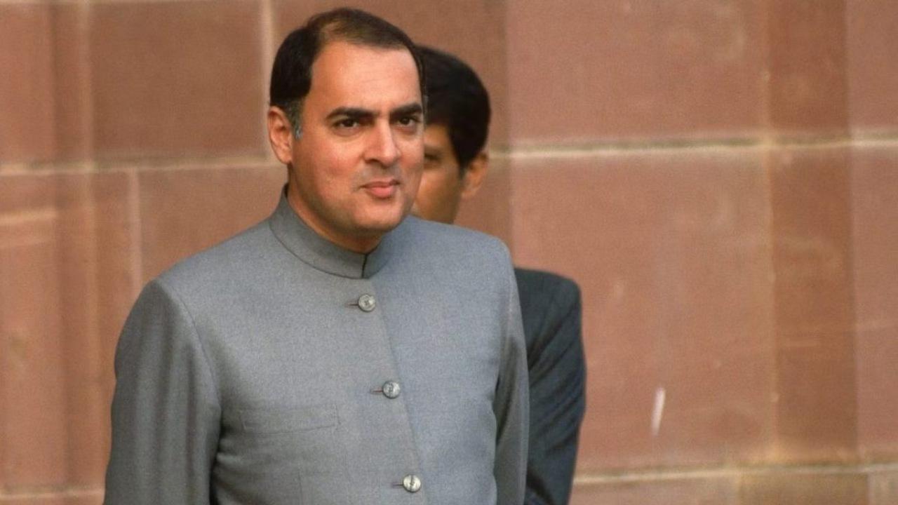 The Chief Minister later paid floral tributes to the statue of late Rajiv Gandhi at Mantralaya Precinct.
