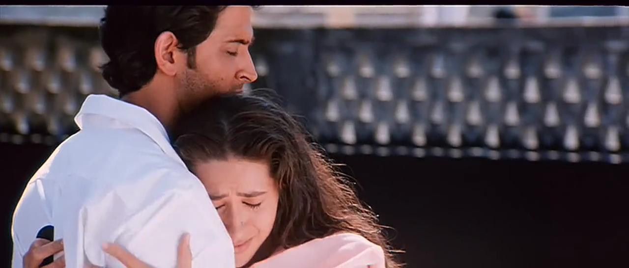 The movie beautifully portrays the strong and emotional bond between Fiza and Amaan. Directed by Khalid Mohammed the film film stars Karisma Kapoor, Hrithik Roshan, and Jaya Bachchan
