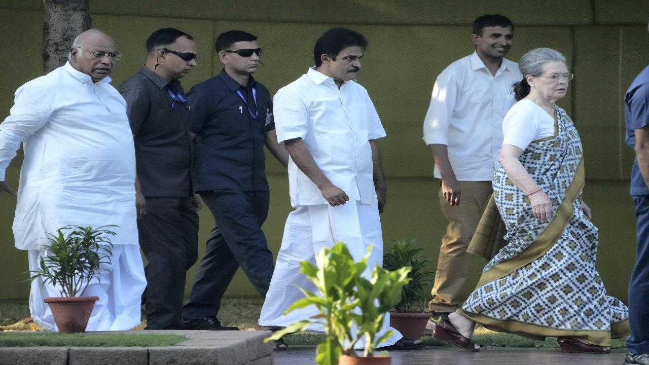 In Pics: Sonia Gandhi, Kharge and congress leaders pay tributes to Rajiv Gandhi