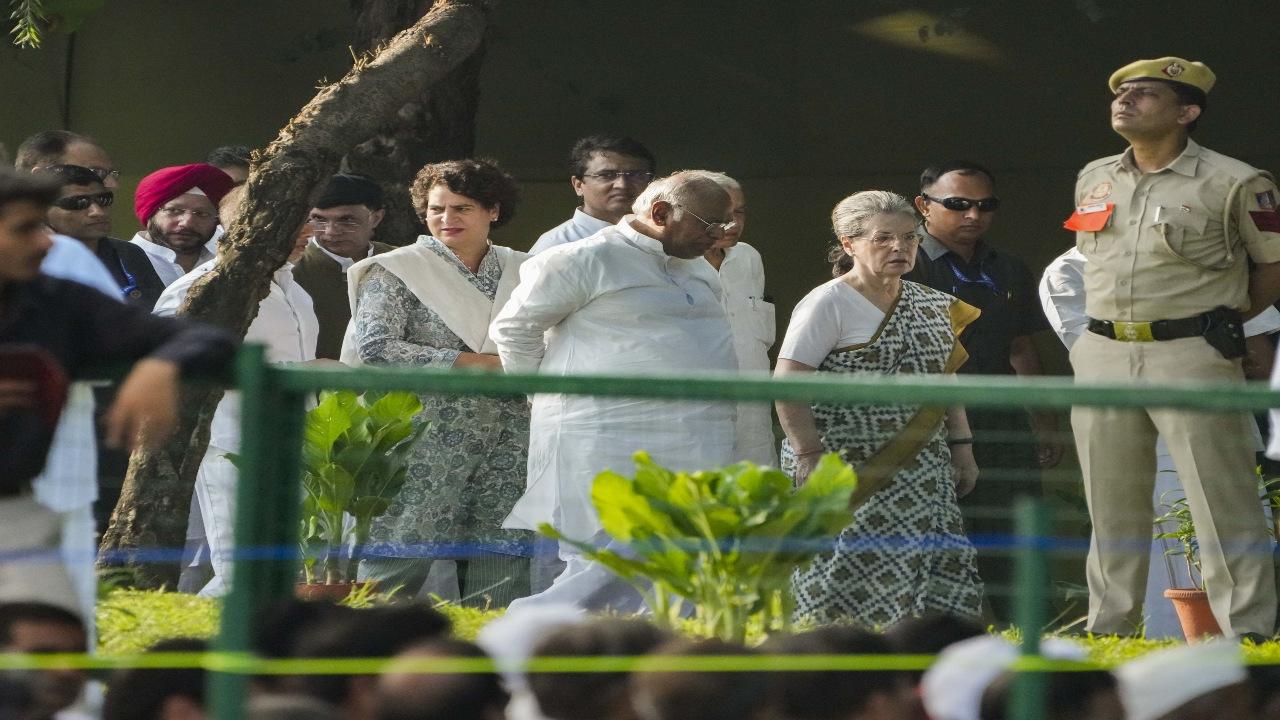 Congress leader Rahul Gandhi who is on a four-day tour to Ladakh remembered his father and former Prime Minister Rajiv Gandhi. 
