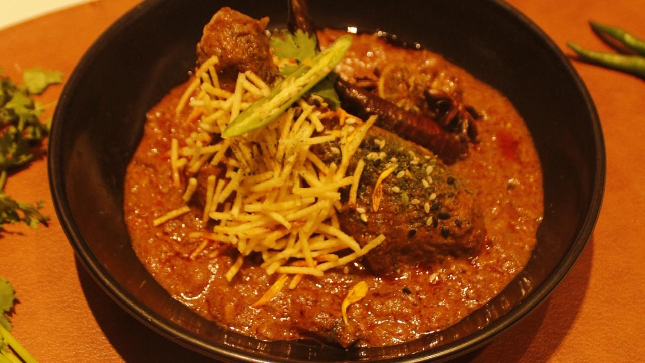 Salli Murgh or Parsi Chicken gravySali Murgh is a delicious Parsi chicken curry that blends a mix of Indian flavours. It gets its name from the deep-fried potato straws (called Salli) with which the curry is garnished.
