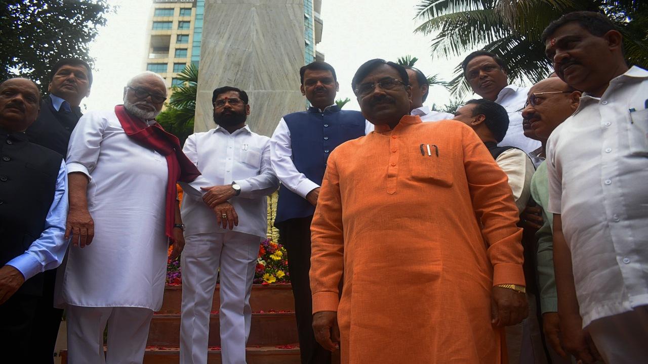 People visited the August Kranti Maidan in the morning and offered floral tributes at the Gandhi Smruti Stambh.