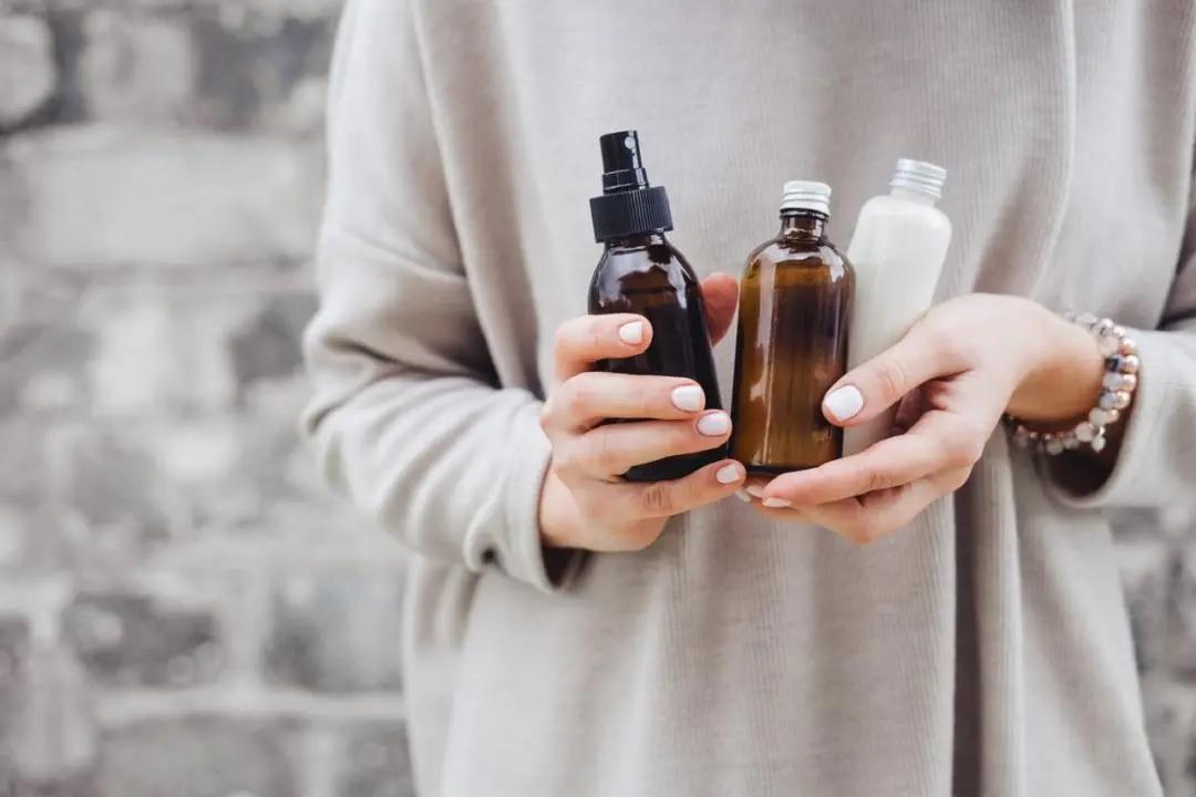 You can make use of skincare products like a high-quality cleanser, broad-spectrum sunscreen, hyaluronic acid serum, retinol cream and oil-free moisturiser that ensure the overall protection and health of the skin. 