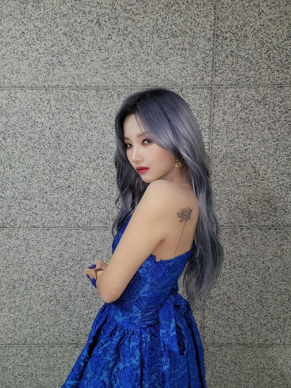 Soyeon ((G)I-DLE)
Soyeon has a lotus flower tattooed on her shoulder blade. The singer was super nervous to get this inked but surprisingly, it didn't hurt as much as she thought it would!