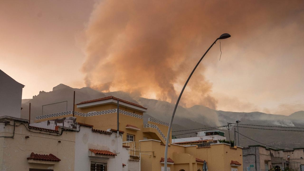 The villages of Arrate, Chivisaya, Media Montana, Ajafona and Las Lagunetas were evacuated on Wednesday morning as a precaution because of thick smoke