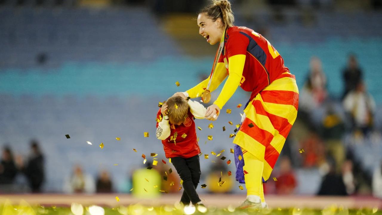 Spain’s goalkeeper Cata Coll plays with a child on the pitch at the end of the Women’s World Cup soccer final between Spain and England at Stadium Australia in Sydney, Australia, Sunday, Aug. 20, 2023. Spain won 1-0. (AP Photo/Abbie Parr)