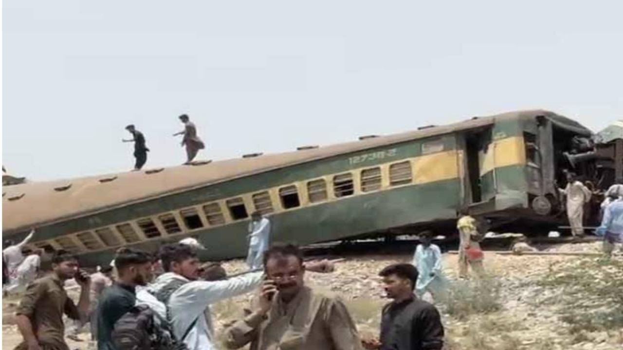 At least 15 killed, dozens injured as train derails in Pakistan's Nawabshah