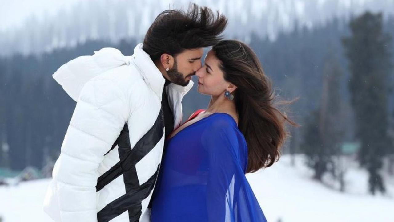 Alia Bhatt visited Shah Rukh Khan to prep for romantic song 'Tum Kya Mile' from 'Rocky Aur Rani Kii Prem Kahaani'