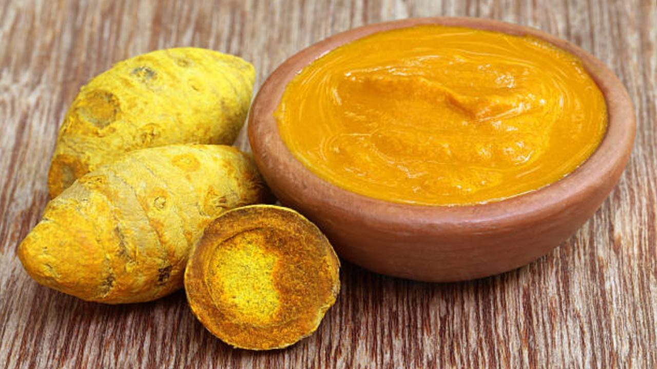 Milk and turmericIngredients:Turmeric: 1 tbspMilk: 1tbsp
Method:Mix the ingredients. Apply the paste to the upper lip. Wait for 30 minutes. Once it has dried, gently rub it off with water.