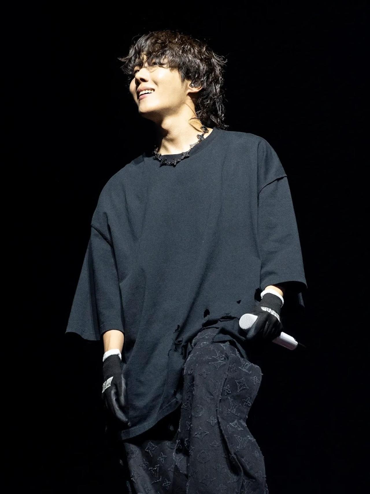 And ARMY loved seeing him grow out his hair for his solo projects like Chicken Noodle Soup and his latest debut solo album, Jack in The Box. Doesn't Hobi look like a vision?