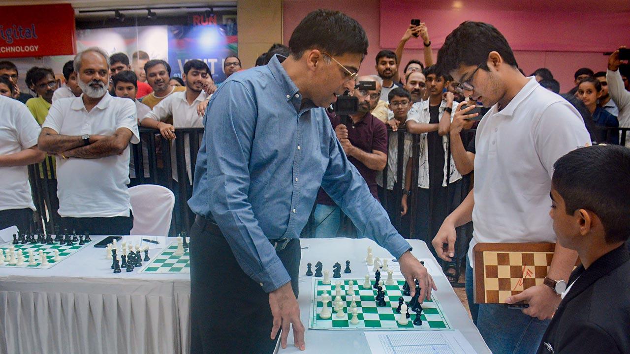 Viswanathan Anand takes on 22 players in simultaneous exhibition match