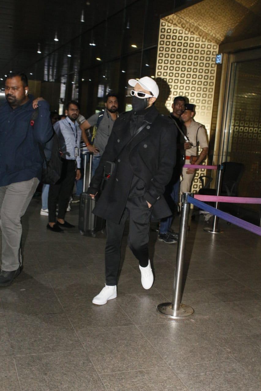 Ranveer Singh opted for an all-black outfit as he was clicked at the airport