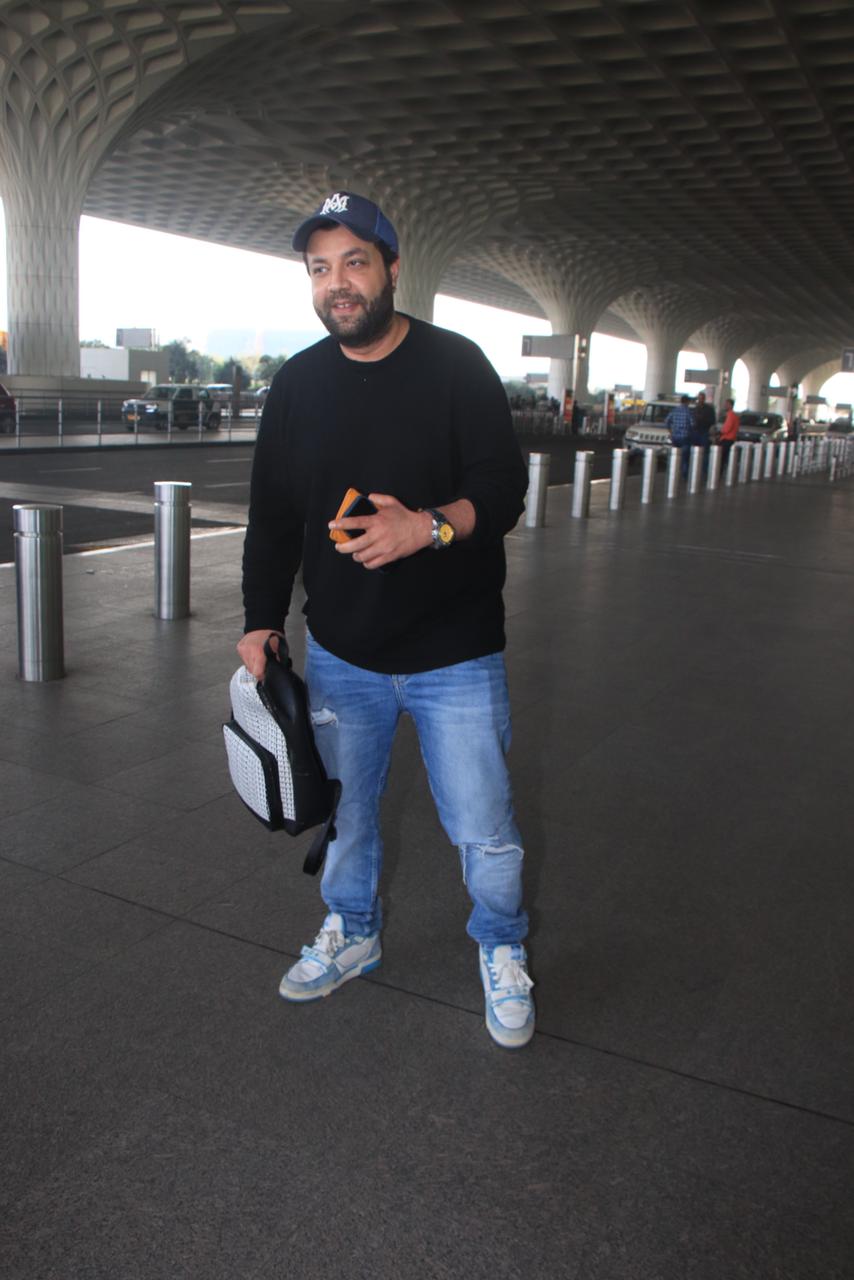 Varun Sharma wore a blue jeans and paired it with black sweatshirt for her airport look