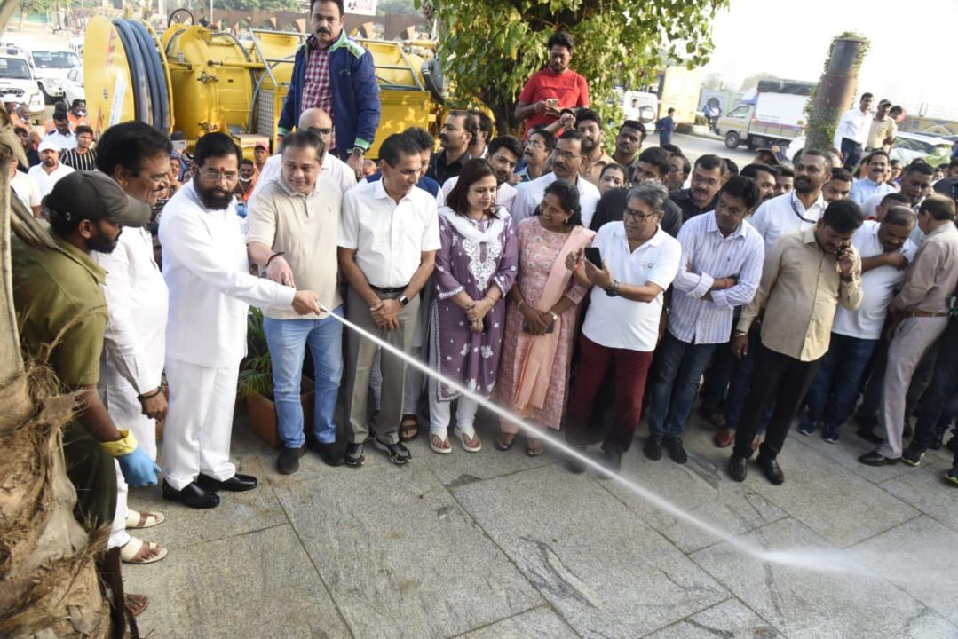 Mumbai: Maharashtra CM Eknath Shinde participates in cleanliness drive at Juhu Beach
