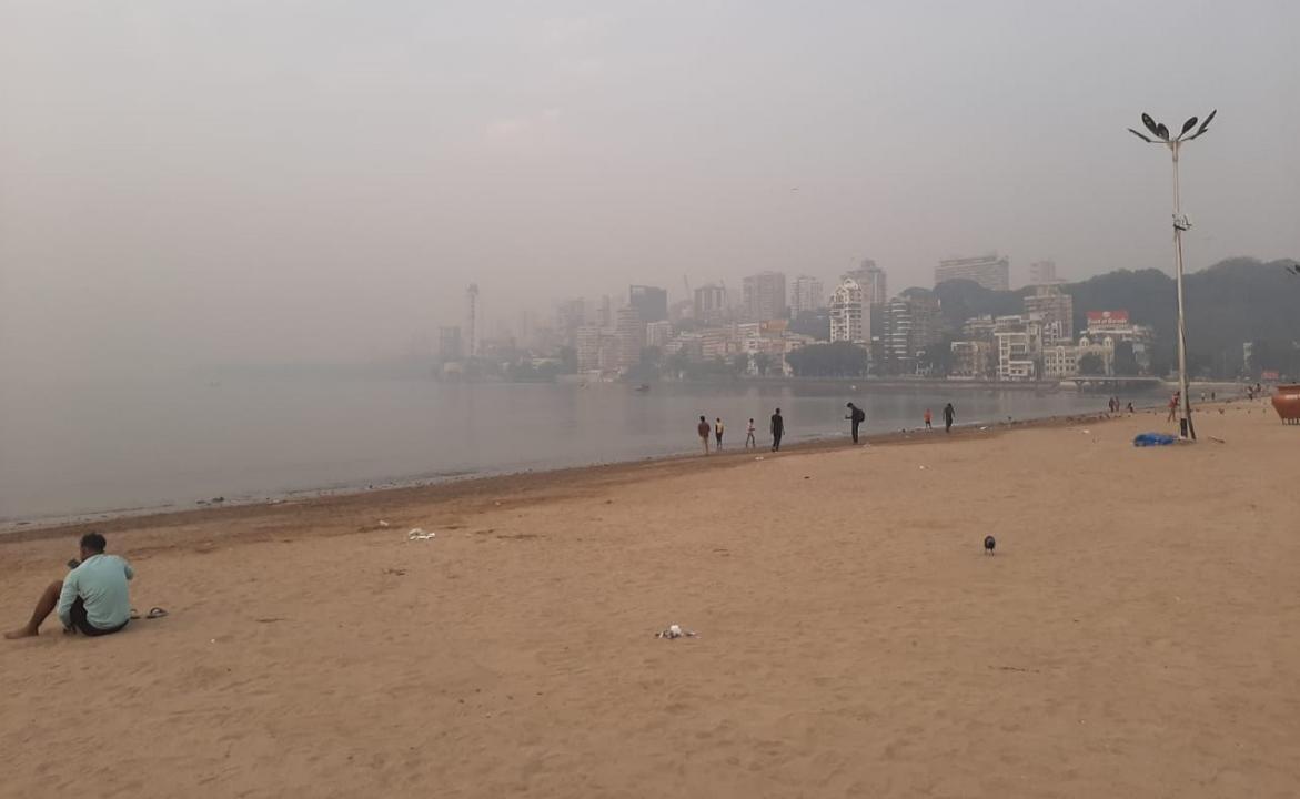 Fog engulfs Mumbai's Girgaon Chowpatty, air quality in 'moderate' category
