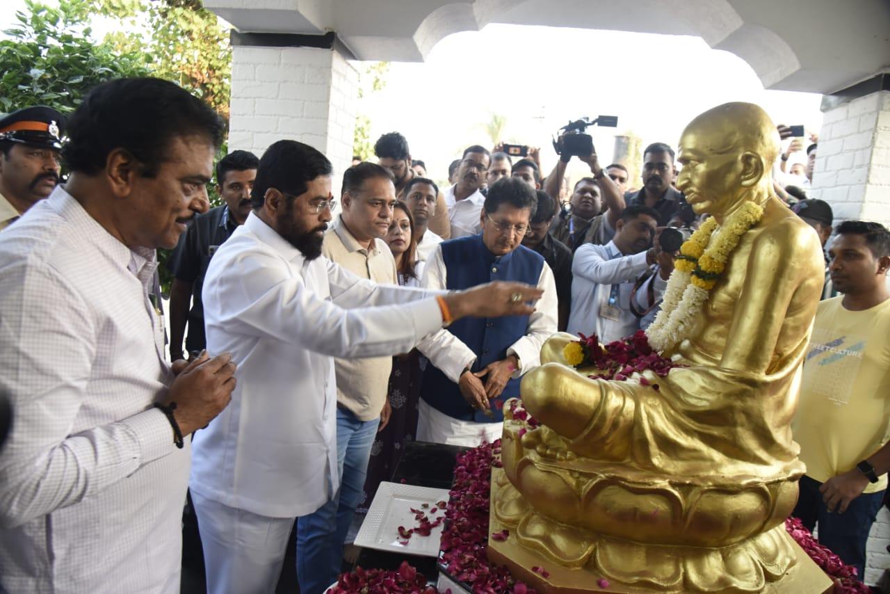 CM Shinde was accompanied by Deputy Chief Minister Devendra Fadnavis and Agriculture Minister Dhananjay Munde