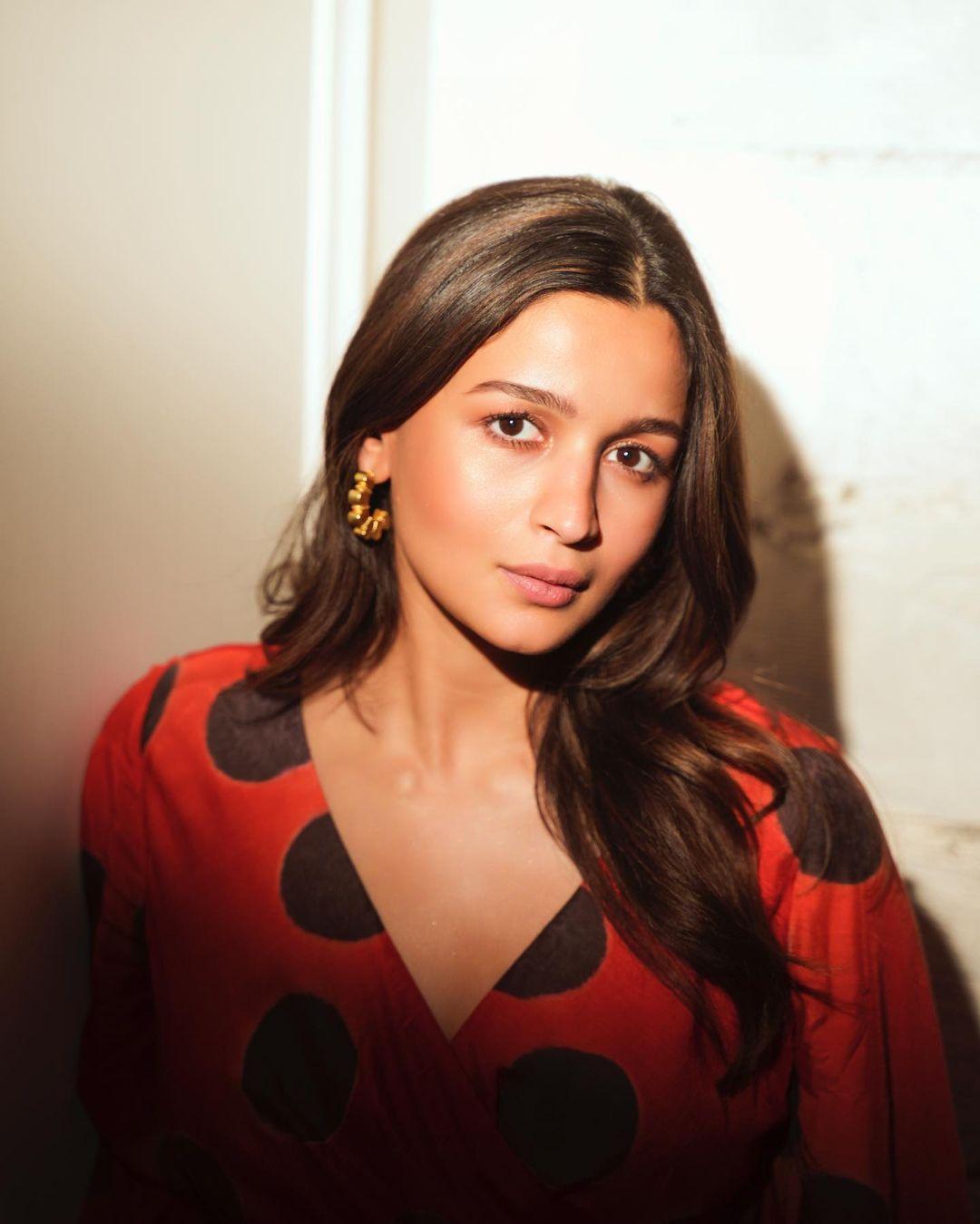 In another striking look, Alia wore a polka-dot gown with her hair left open