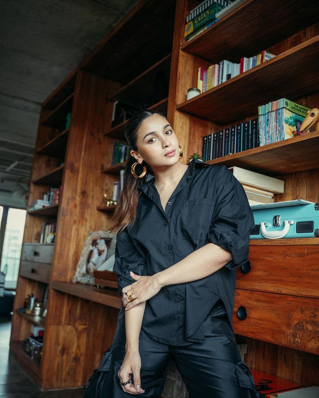 The actress wore a crisp black shirt paired with matching pants, and the contrasting golden earrings stole the show