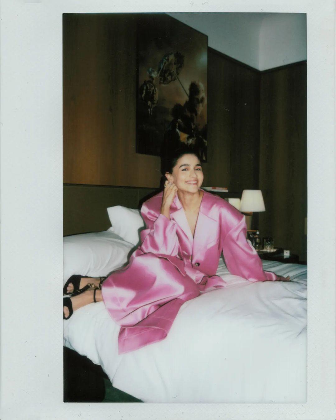 In this attire, she looks incredibly comfortable, and Alia's style is sure to earn you praises