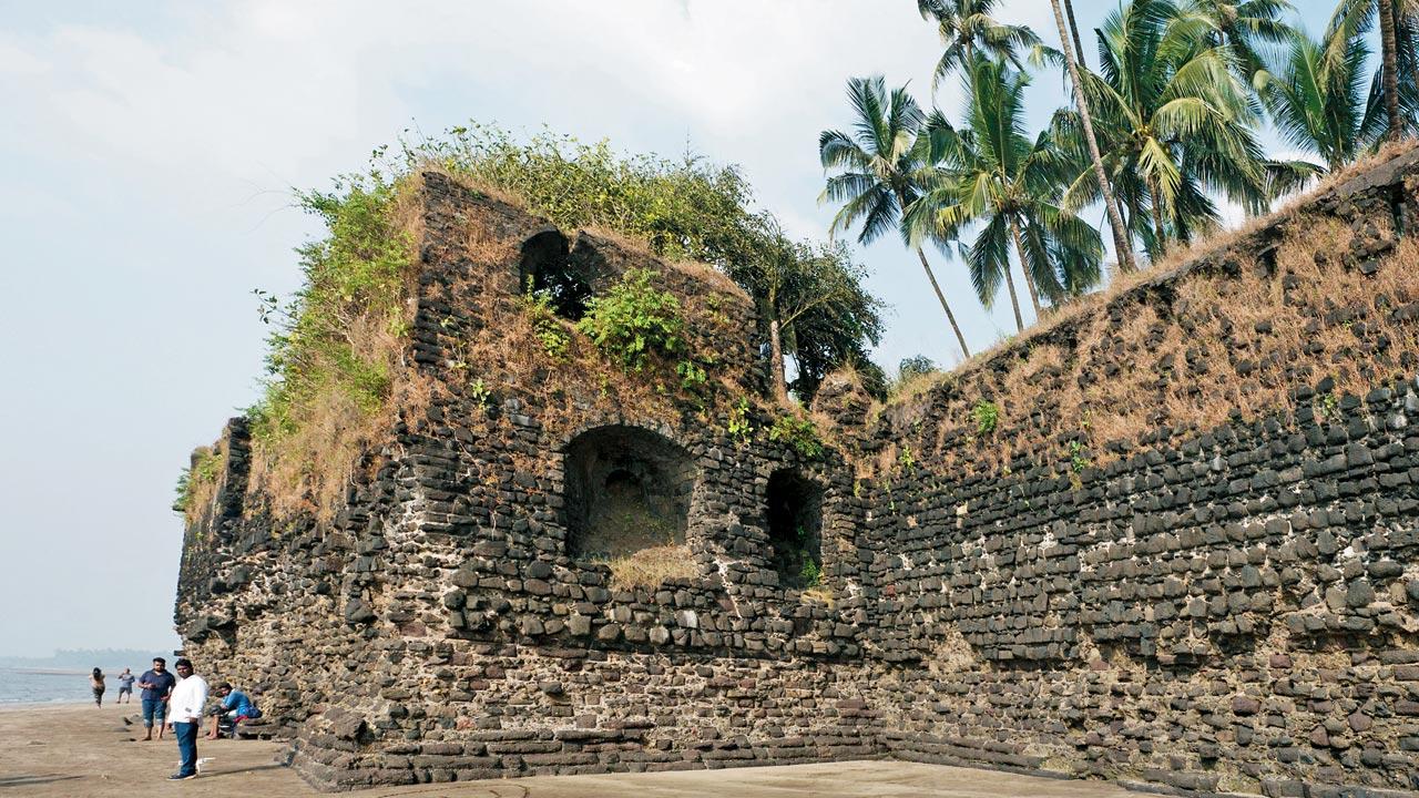 Kanhoji Angre commanded 16 forts on the Kokan coast, including Revdanda Fort, and the surrounding sea