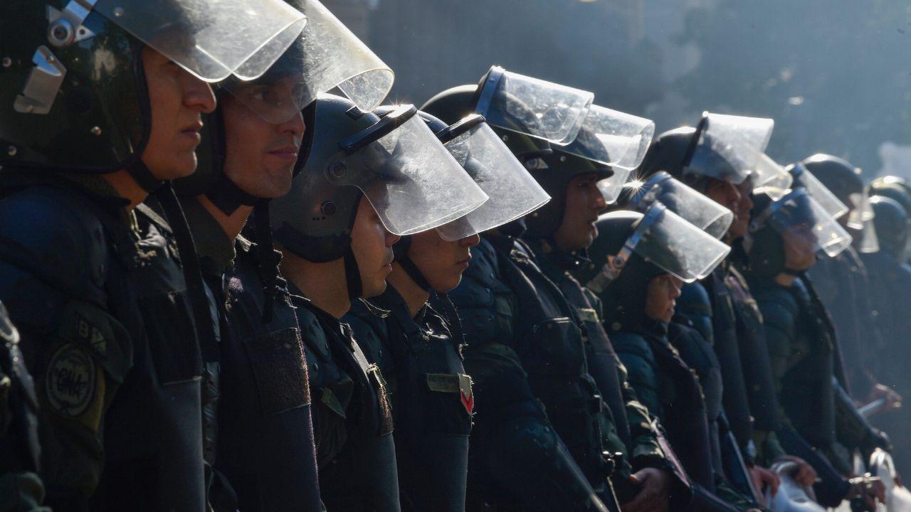 The government warned of removing individuals from public assistance benefit lists if found participating in street blockades, emphasizing that attendance in protests shouldn't be coerced by threatening social support.