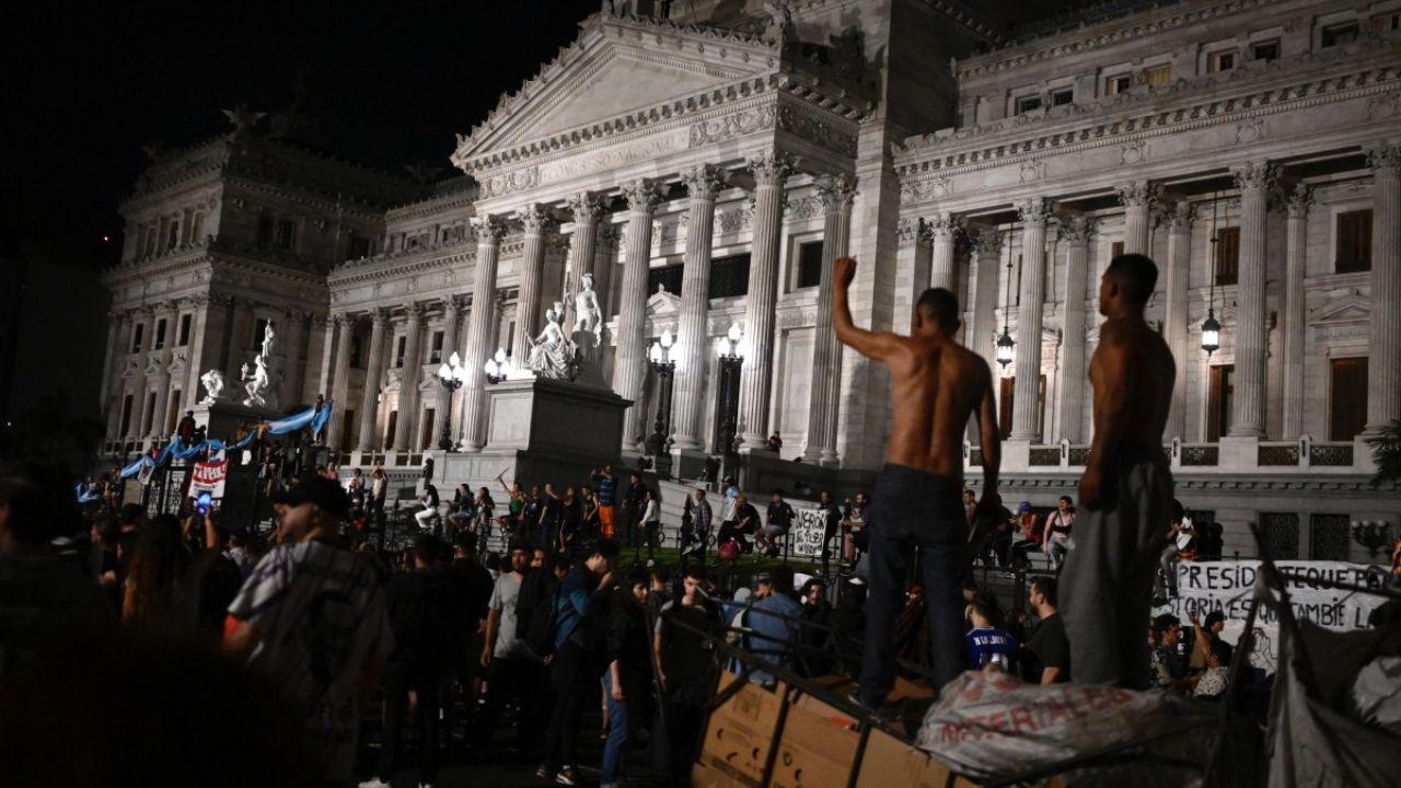 The government assured the right to protest in public squares but emphasized that street closures would not be tolerated, prompting debates on the criminalization of protest rights through a new security protocol.