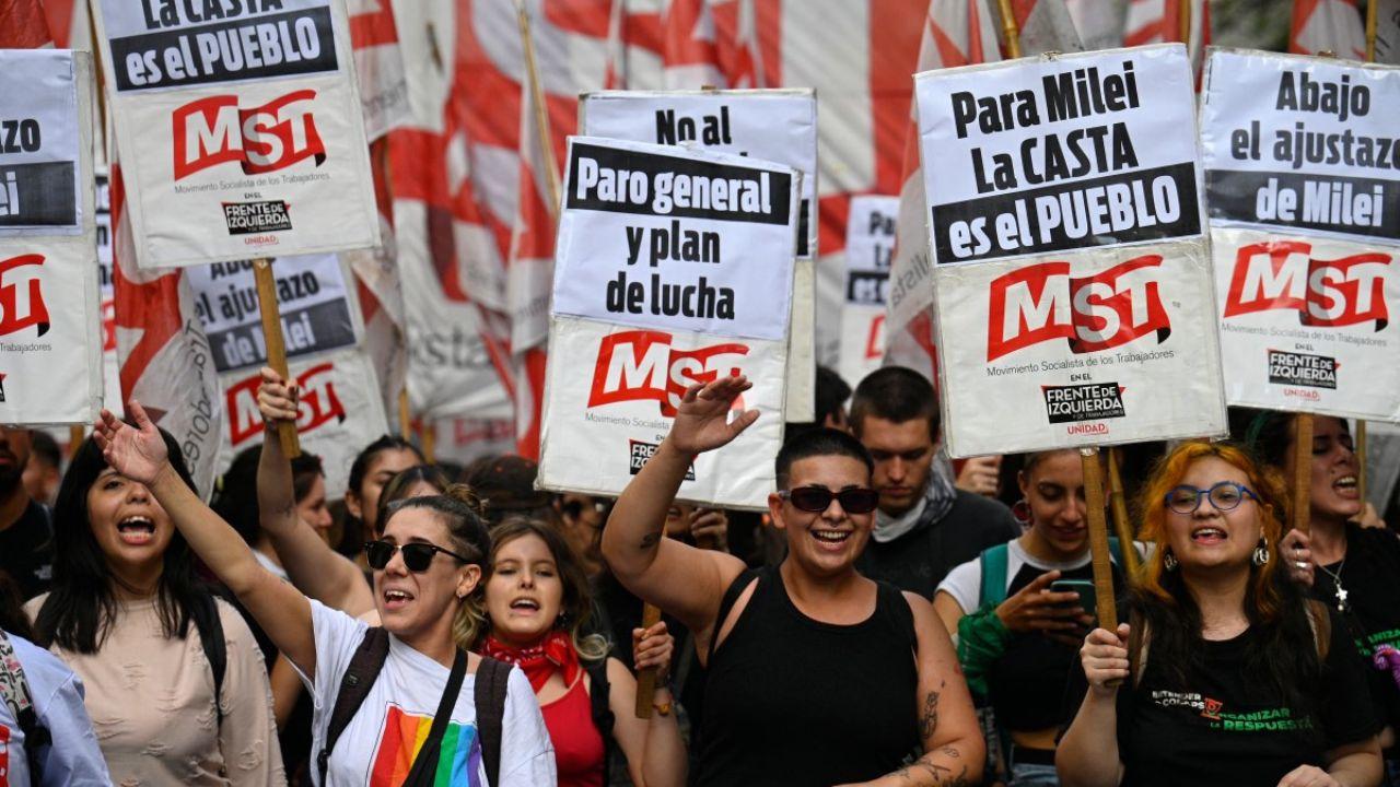 The protest coincided with the anniversary of a past economic crisis and garnered mixed reactions among the populace, with a recent survey indicating majority support for banning street blockades amidst the ongoing economic turmoil.