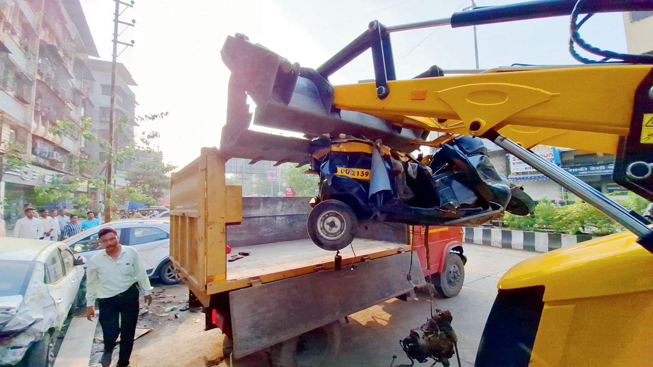 The rickshaw driver and two passengers were killed due to the collision