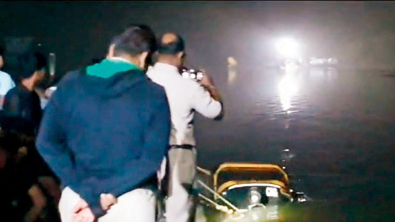 Mumbai: Auto driver plunges into creek in Borivli