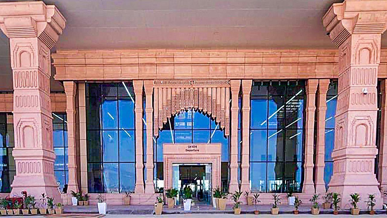 Local art, paintings, and murals depicting the life of Lord Ram adorn the terminal, providing passengers with a cultural and historical experience.