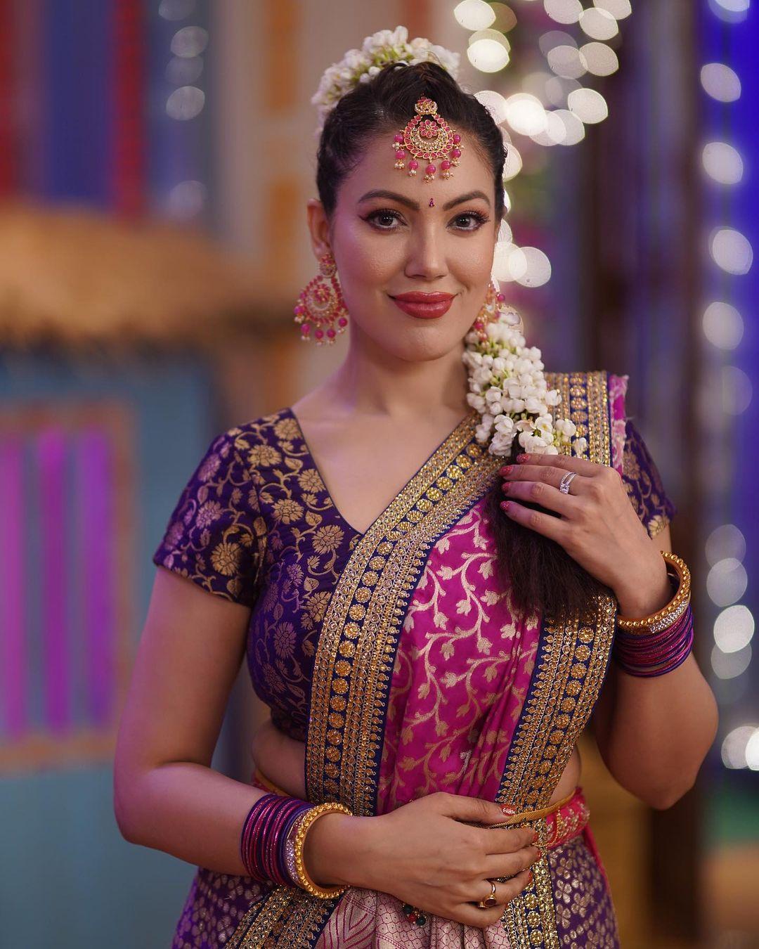 The actress donned exquisite pieces of jewelry and adorned her hair with a lovely gajra