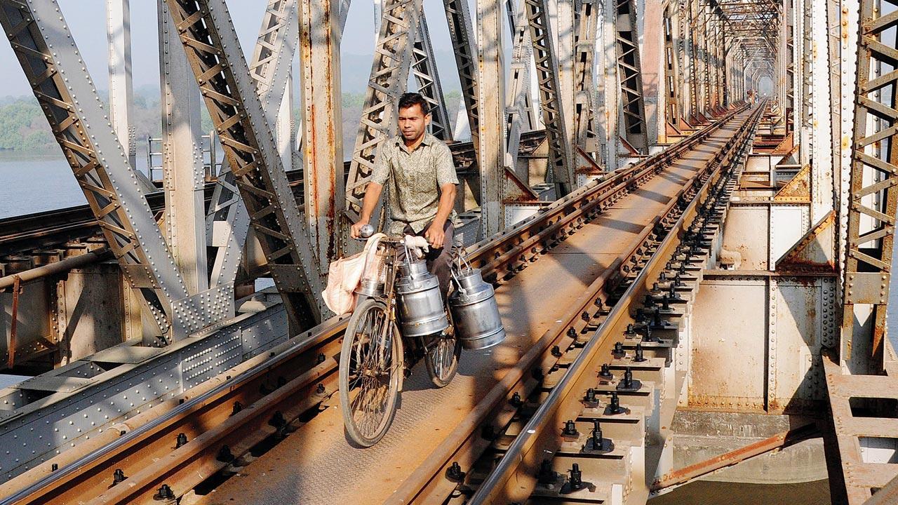 Bicycle diaries: New book by Prof. Anjaria captures Mumbai's vibrant commuters