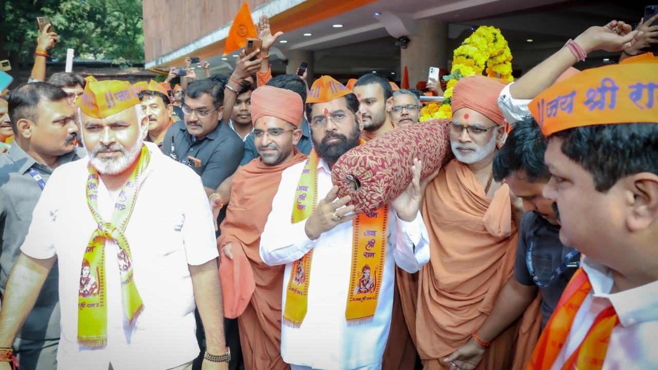 CM Eknath Shinde carried the 'palkhi' (palanquin) in which a 'kalash' (pot) was placed. Pics/CMO