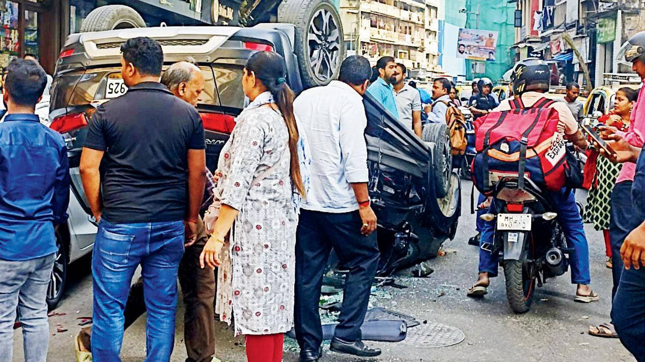 Mumbai: Car turns turtle while attempting to avoid pothole