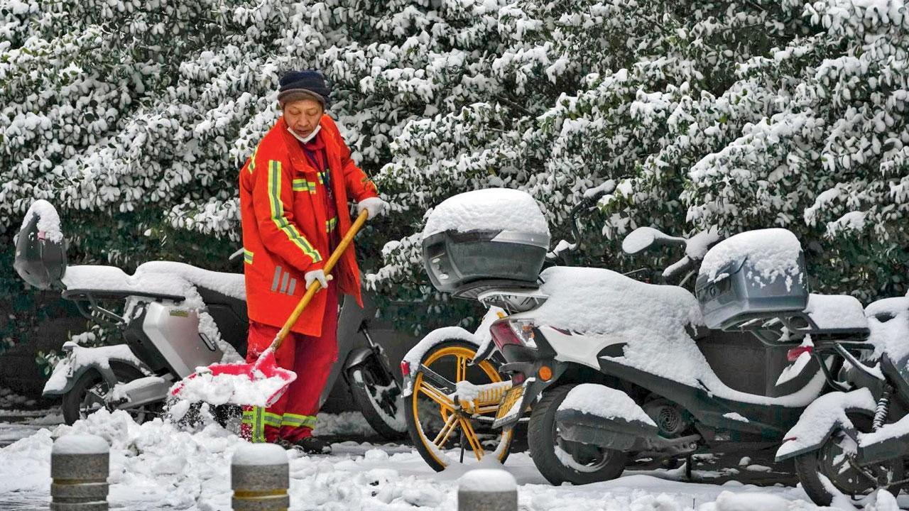 Snowfall shuts roads, train service in China