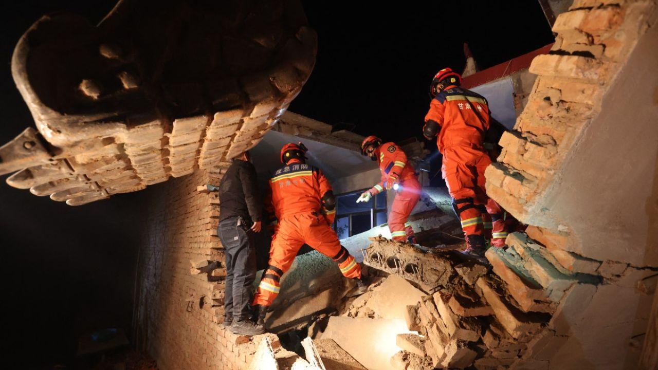  The earthquake ravaged 6,381 houses in Jishishan and disrupted rural roads, causing power outages, and telecommunication failures, and necessitating urgent repair efforts.