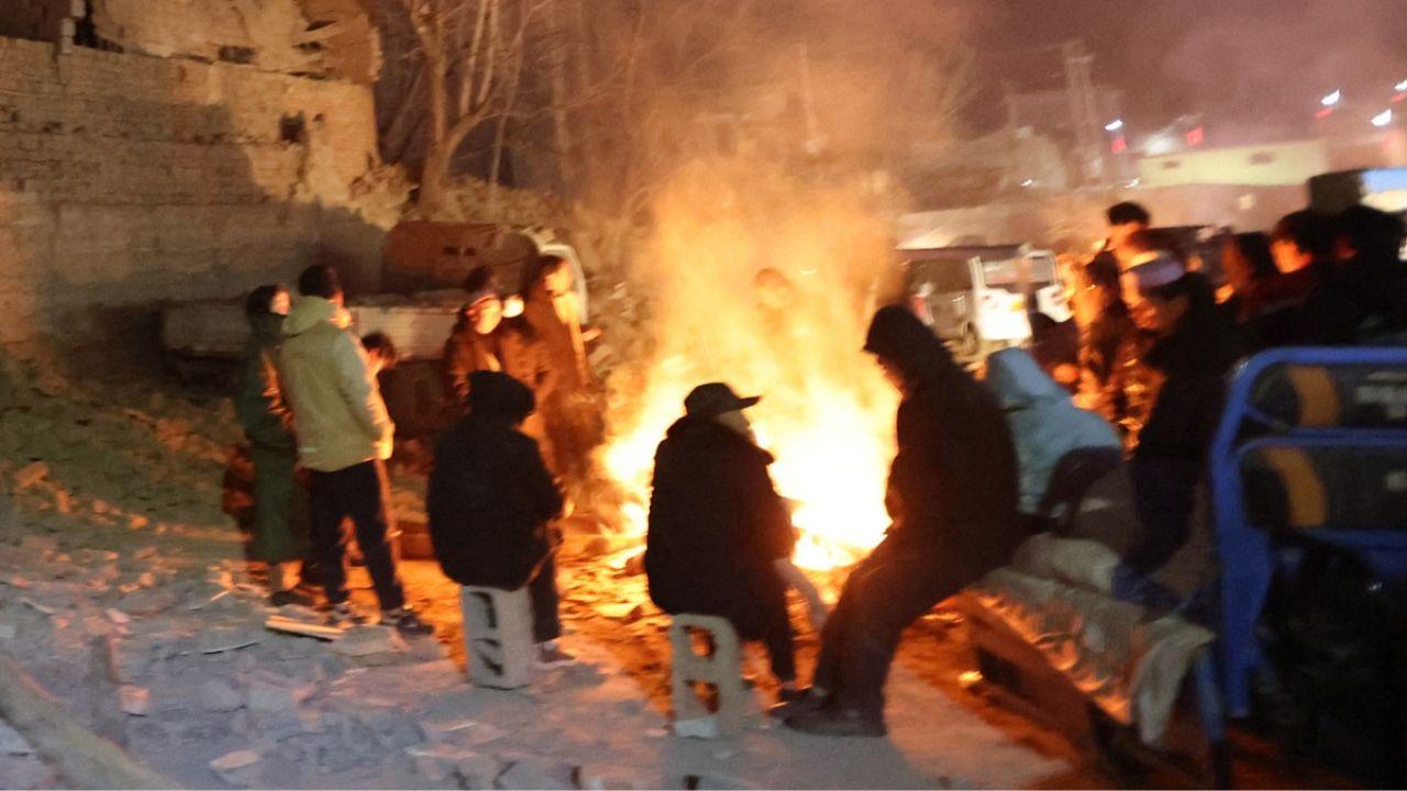 The provincial fire and rescue department deployed substantial resources, including 580 rescuers, 88 fire engines, search and rescue dogs, and essential equipment, to address the disaster's aftermath.