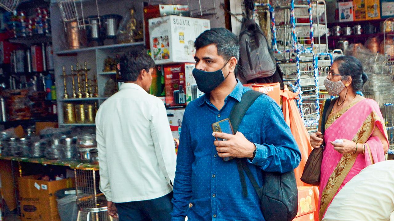Mumbaikars don face masks amid the resurgence of COVID, at Dadar West on December 23. Pic/Satej Shinde
