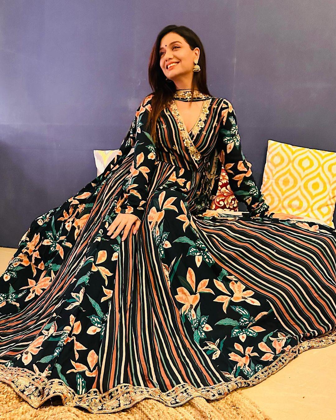 The soon-to-be bride, Divya Agrawal is seen donning a black Anarkali with multicoloured stripes and floral prints. She paired it with golden-coloured jhumkas