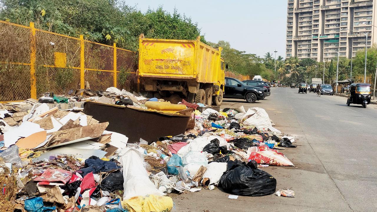 Mumbai: Residents raise alarm as Lokhandwala road becomes dumping site